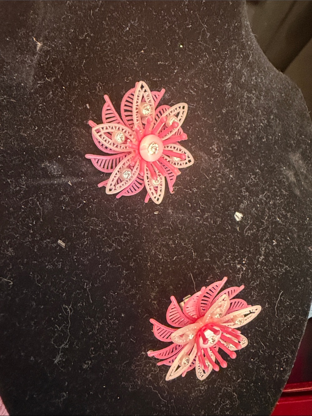 Vintage 1950’s filigree style pink floral clip on earring